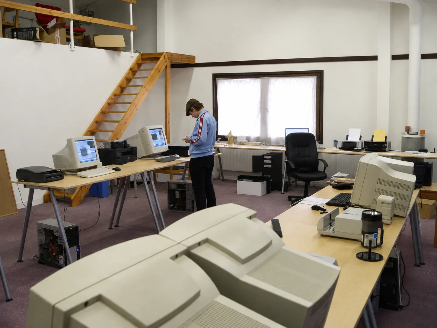 Tidigt produktionsarbete bland datorer och digitaliseringsutrustning.